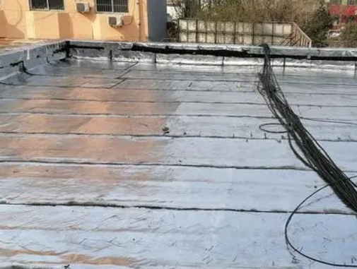 聂拉木卫生间漏水维修公司分享下聂拉木屋面楼顶防水刚性防水层施工要点。